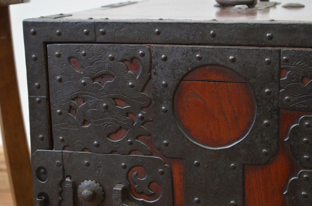 アンティーク家具　古民具・骨董 前面欅の重厚な舟箪笥(懸硯)直し有り