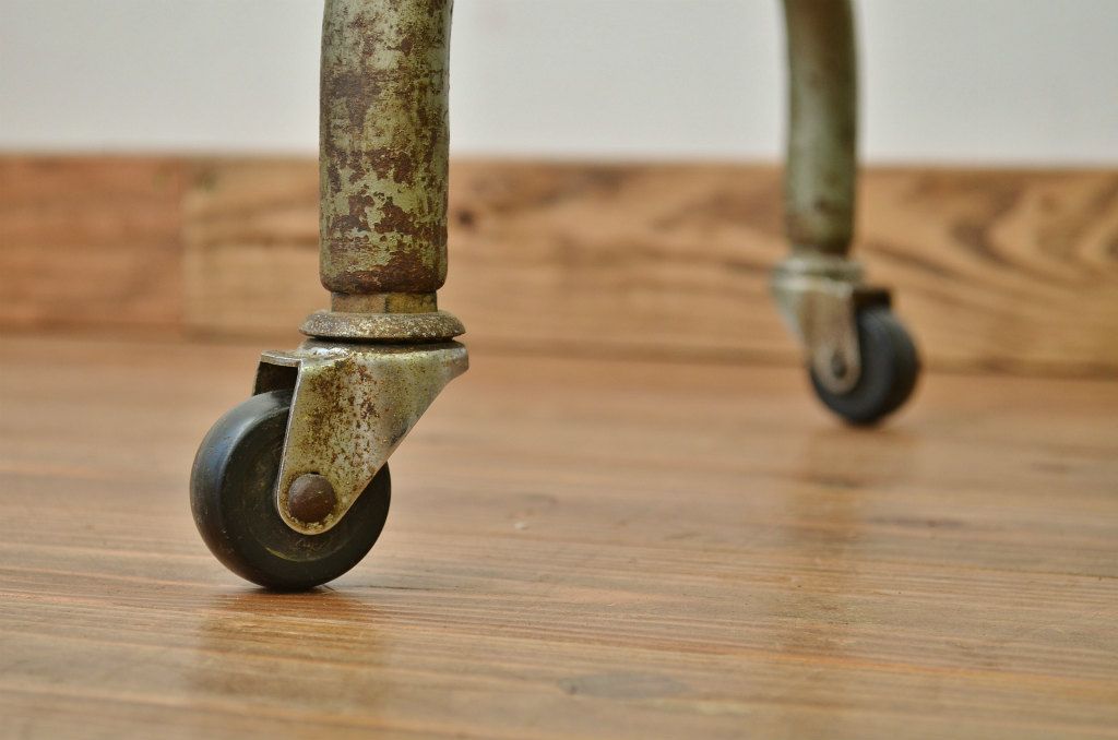 アンティーク家具　古い病院の天板無垢材の伸縮鉄脚テーブル1(作業台/キャスター付き)(サイドテーブル)