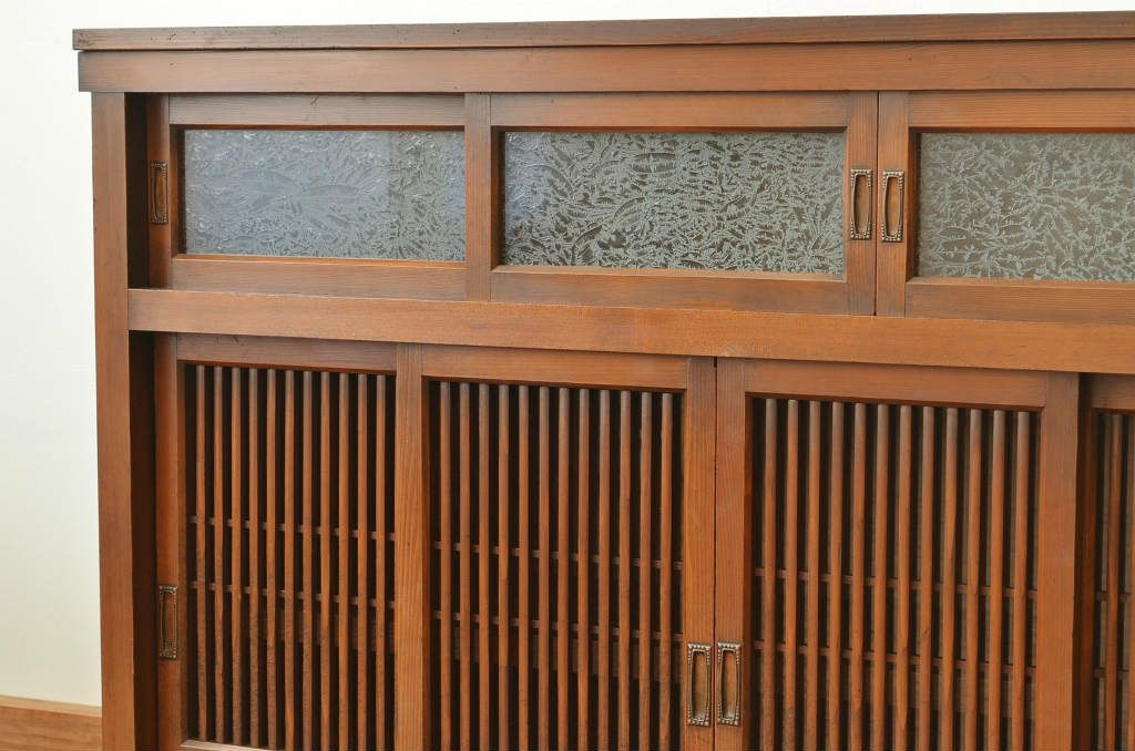 アンティーク家具　古民具・骨董　重厚な格子引き戸の結霜ガラス水屋箪笥サイドボード(食器棚、収納棚)