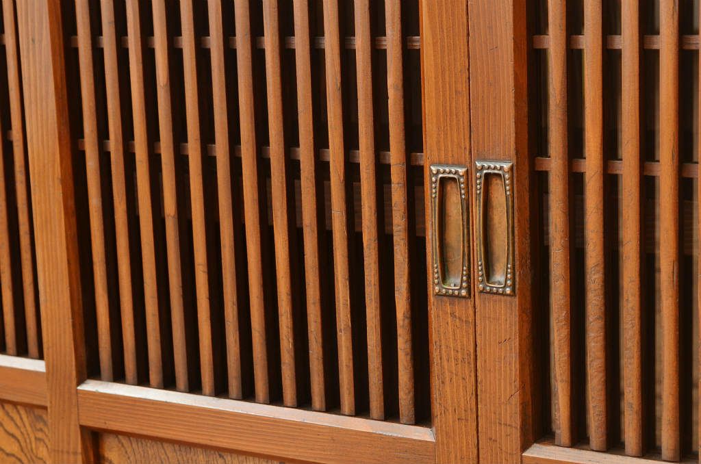 アンティーク家具　古民具・骨董　重厚な格子引き戸の結霜ガラス水屋箪笥サイドボード(食器棚、収納棚)