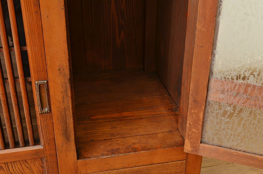 アンティーク家具　古民具・骨董　重厚な格子引き戸の結霜ガラス水屋箪笥サイドボード(食器棚、収納棚)