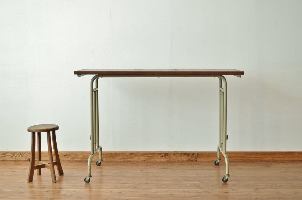 レトロ家具　レトロ感あふれる伸縮鉄脚テーブル(サイドテーブル)