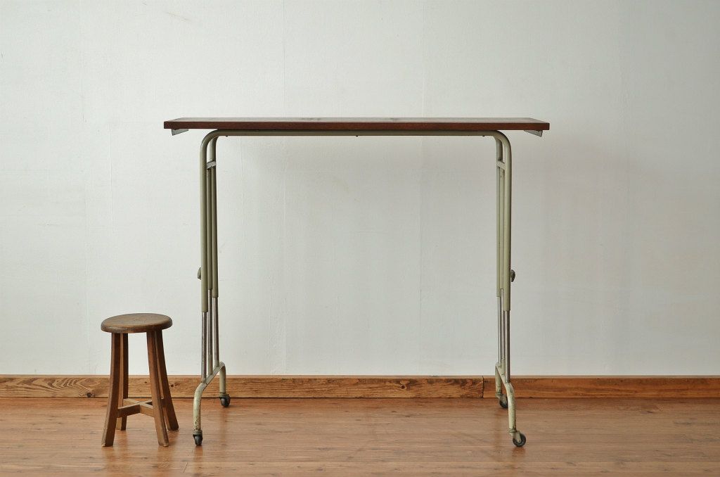 レトロ家具　レトロ感あふれる伸縮鉄脚テーブル(サイドテーブル)
