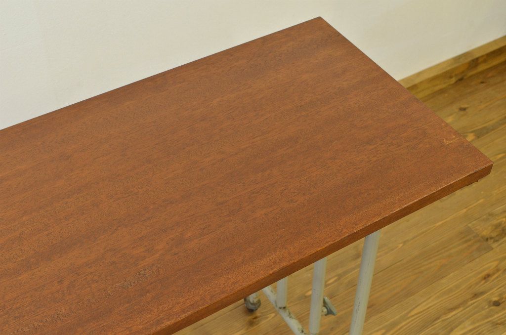 レトロ家具　レトロ感あふれる伸縮鉄脚テーブル(サイドテーブル)