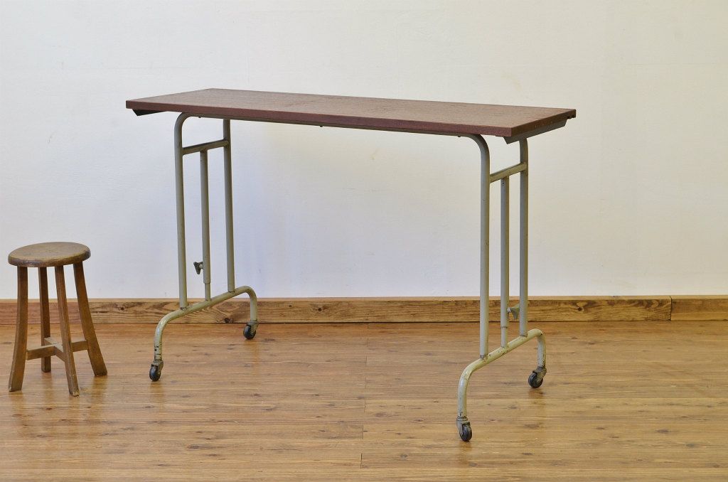 レトロ家具　レトロ感あふれる伸縮鉄脚テーブル(サイドテーブル)