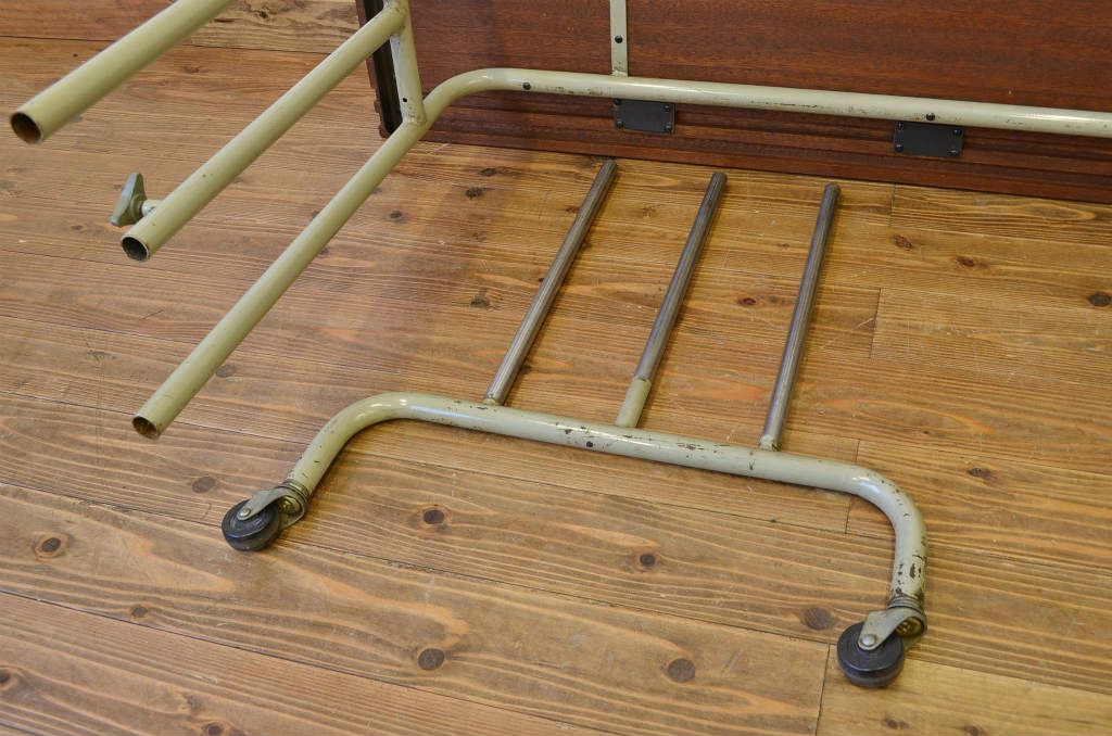 レトロ家具　レトロ感あふれる伸縮鉄脚テーブル(サイドテーブル)