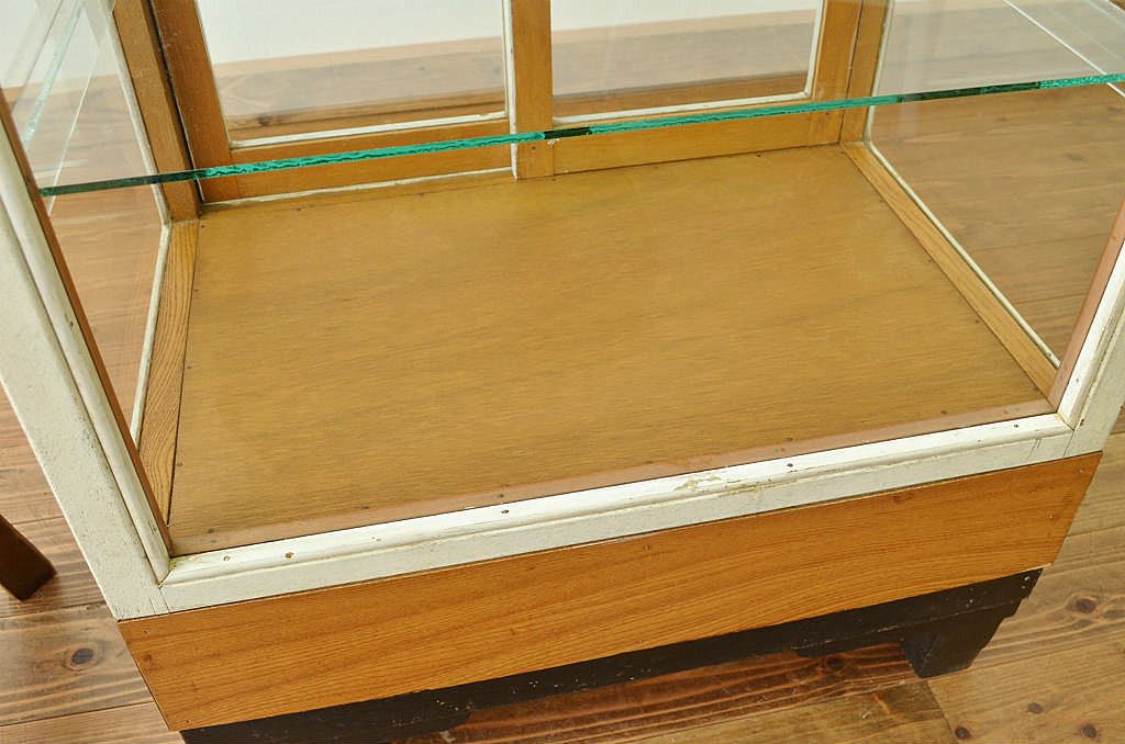 アンティーク家具　人気の縦型ペイントガラスケース(ショーケース)