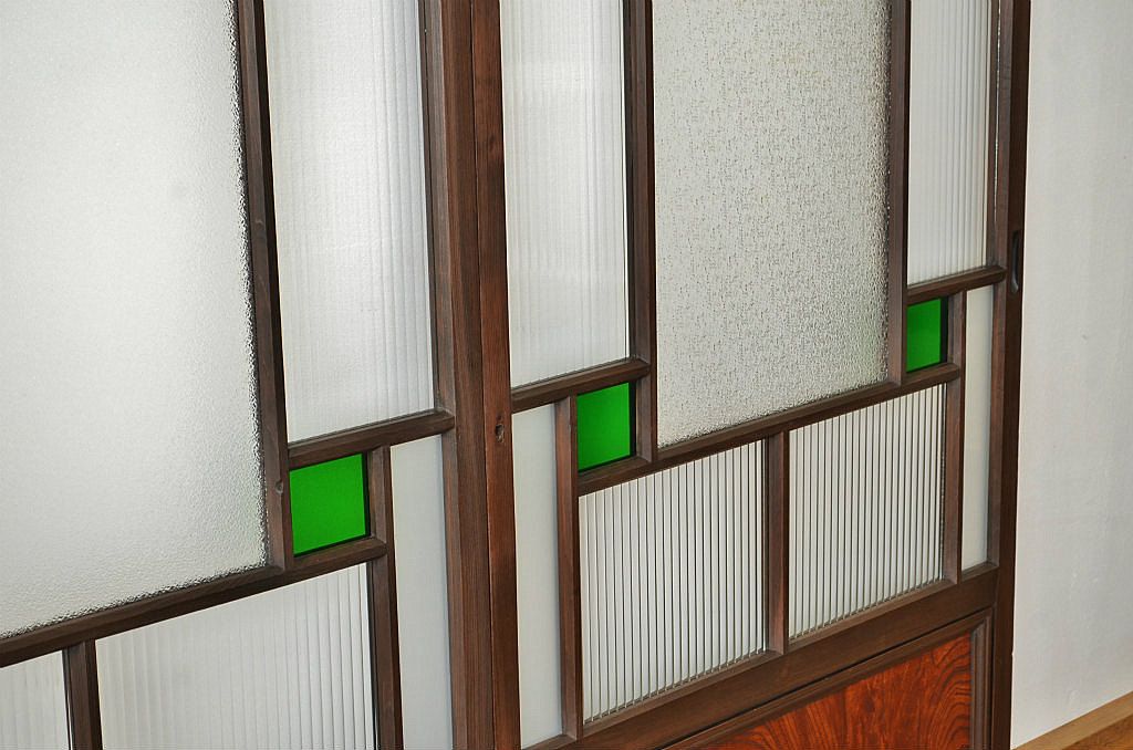 古民具・骨董 腰板欅の色ガラス入り高級引き戸3枚セット(建具・ガラス戸)