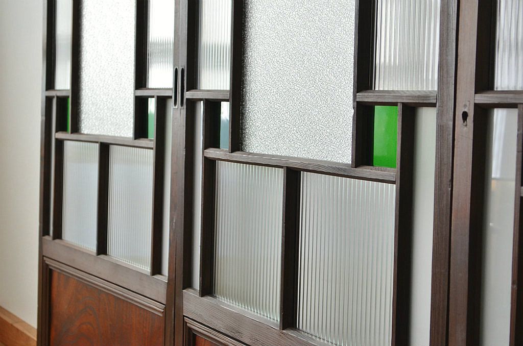 古民具・骨董 腰板欅の色ガラス入り高級引き戸3枚セット(建具・ガラス戸)