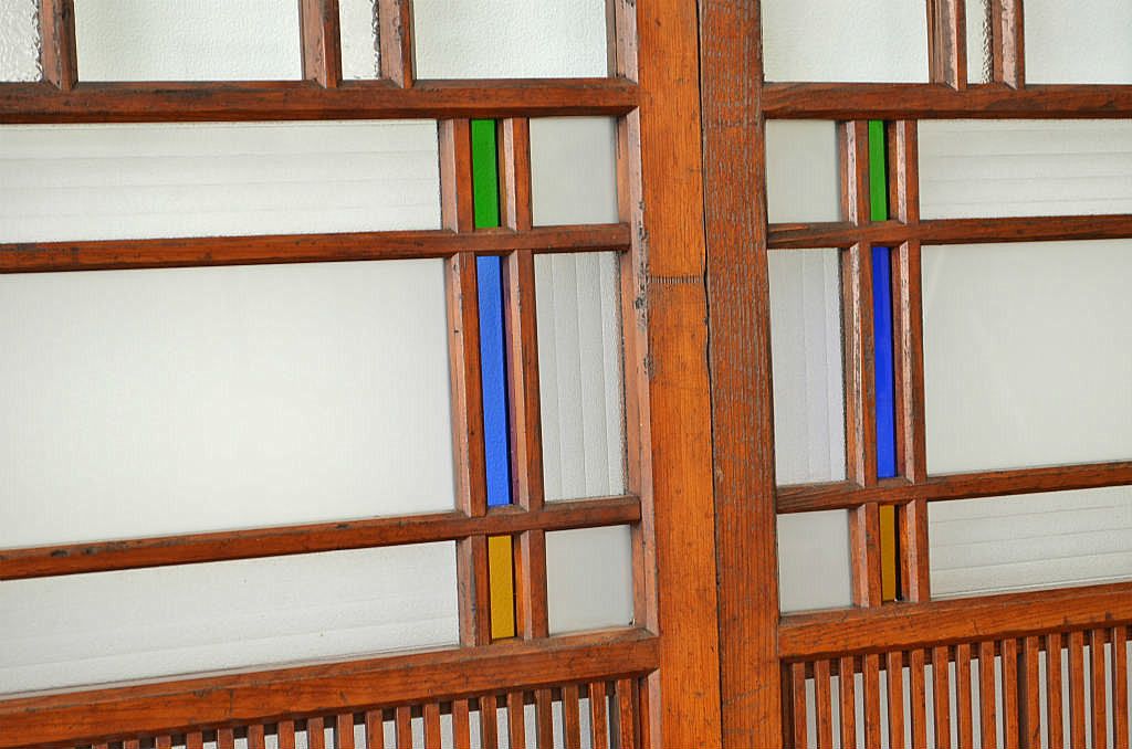 希少な色ガラス入りの素敵なデザインの格子ガラス引き戸3枚セット(裏障子付き)