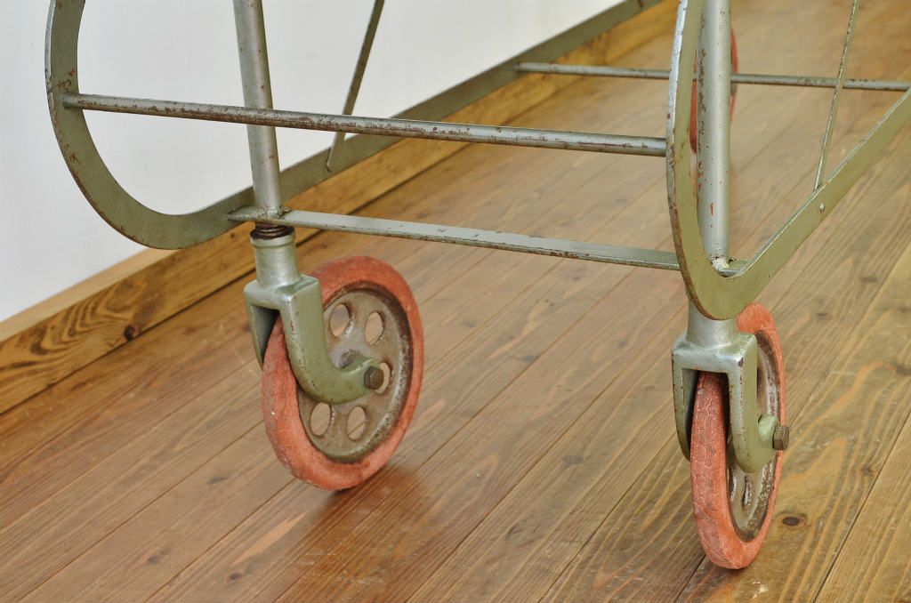 古い病院のストレッチャーをリメイクしたアイアンテーブル2(作業台)
