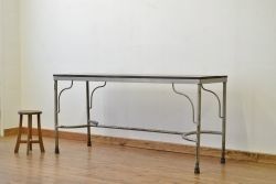 古い病院のストレッチャーをリメイクしたアイアンテーブル?作業台