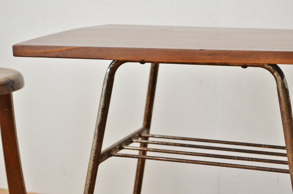 アンティーク家具　アンティーク 天板一枚板の小ぶりな鉄脚テーブル(2)(作業台、デスク、在宅ワーク、在宅用)