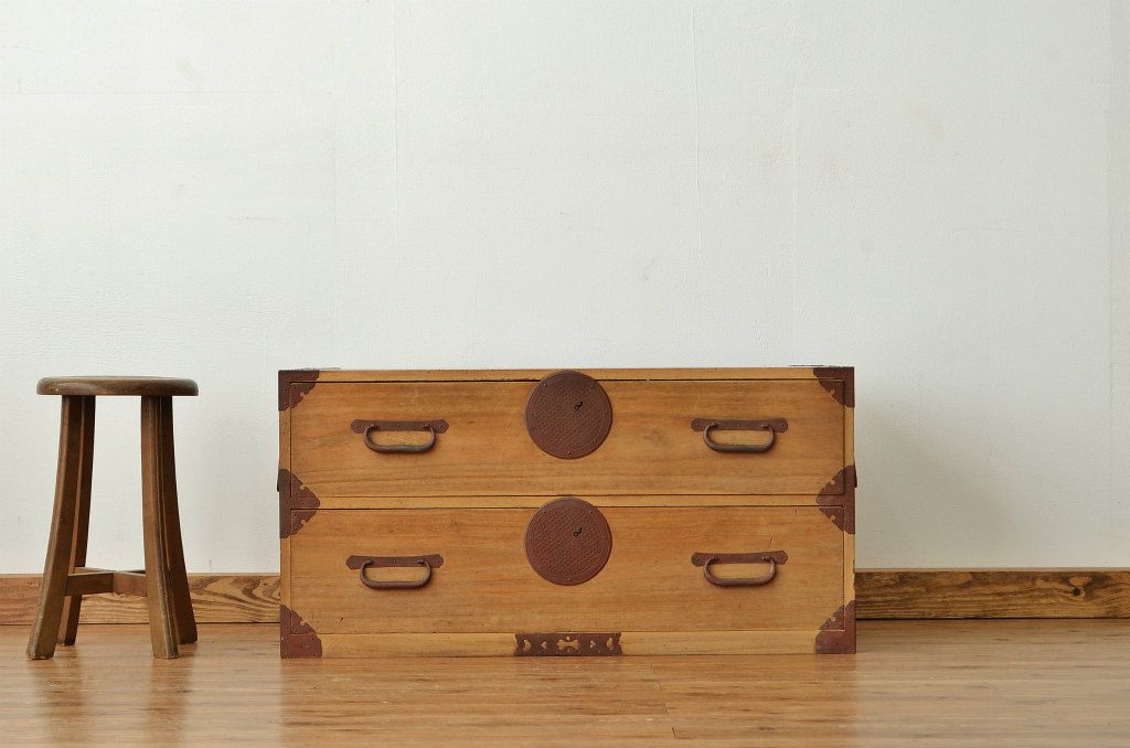 アンティーク家具　古民具・骨董 小ぶりでシンプルな最上箪笥(ローボード・チェスト)
