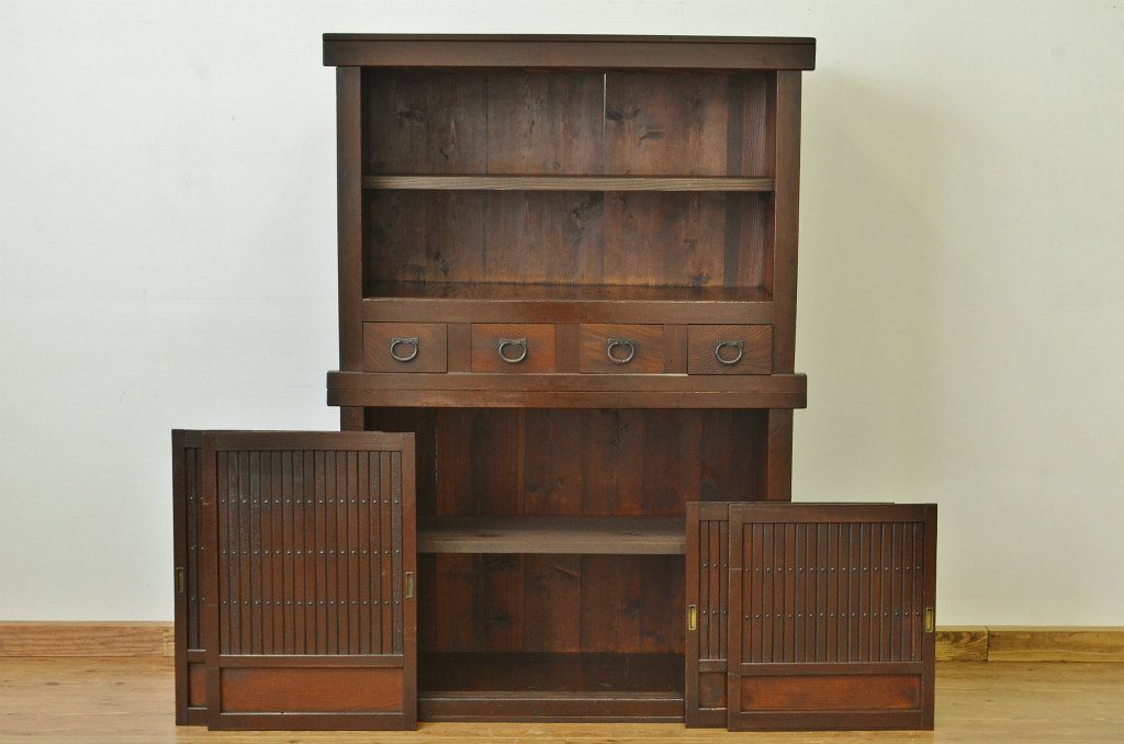 アンティーク家具　古民具・骨董　使い込まれた縦格子のモダンな四尺水屋箪笥箪笥
