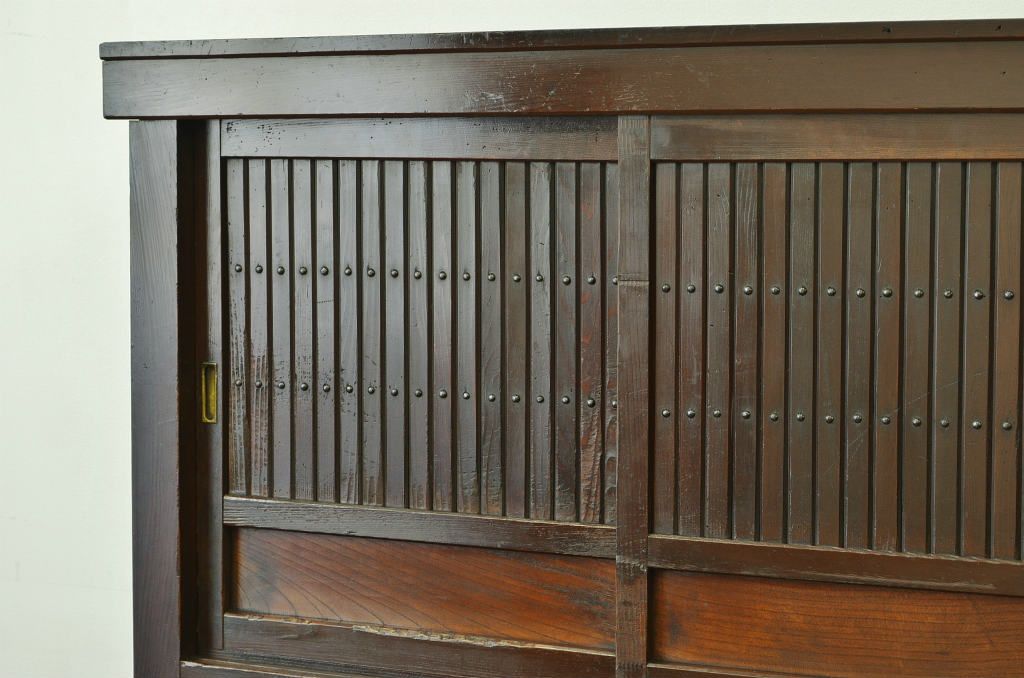 アンティーク家具　古民具・骨董　使い込まれた縦格子のモダンな四尺水屋箪笥箪笥