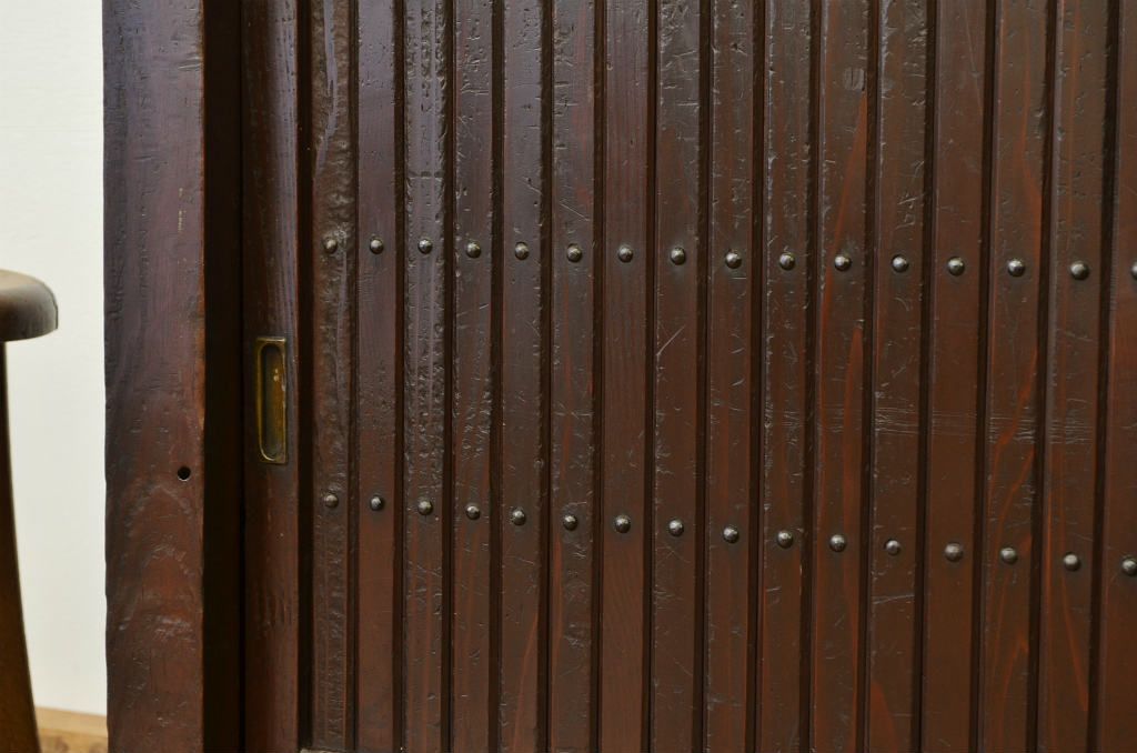 アンティーク家具　古民具・骨董　使い込まれた縦格子のモダンな四尺水屋箪笥箪笥