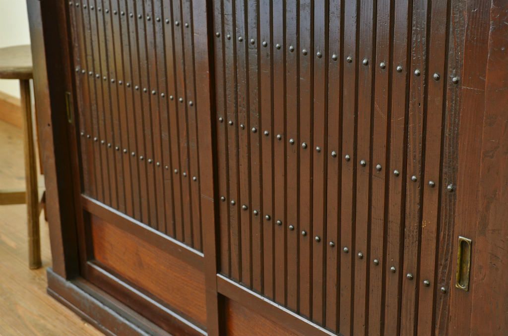 アンティーク家具　古民具・骨董　使い込まれた縦格子のモダンな四尺水屋箪笥箪笥