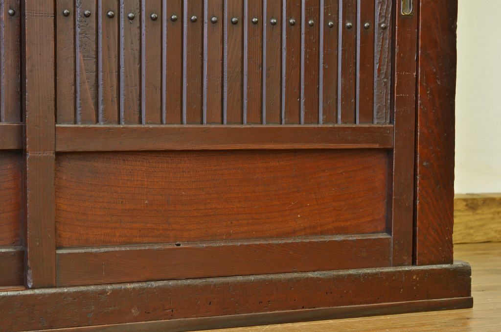 アンティーク家具　古民具・骨董　使い込まれた縦格子のモダンな四尺水屋箪笥箪笥