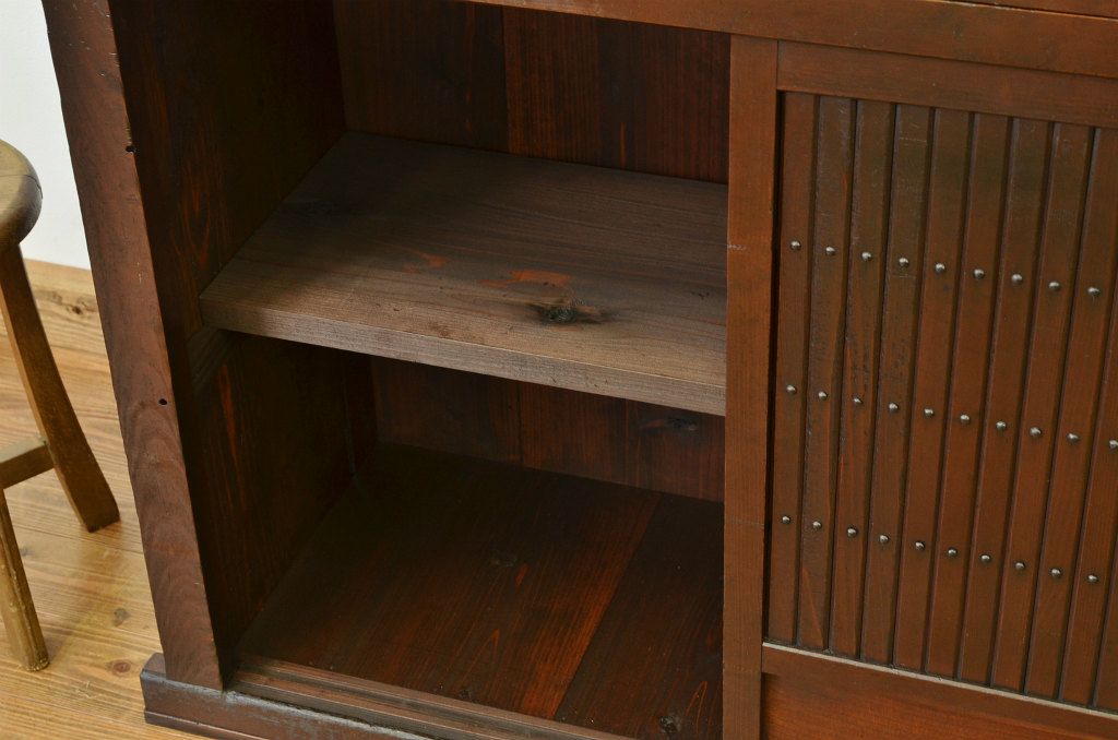 アンティーク家具　古民具・骨董　使い込まれた縦格子のモダンな四尺水屋箪笥箪笥