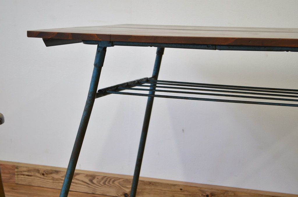 レトロ家具　昭和レトロ　天板無垢材の折り畳み鉄脚テーブル(鉄足、机、在宅ワーク、在宅用テーブル、作業台、デスク)