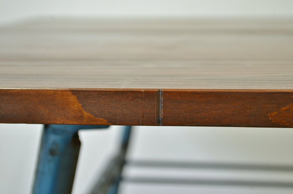 レトロ家具　昭和レトロ　天板無垢材の折り畳み鉄脚テーブル(鉄足、机、在宅ワーク、在宅用テーブル、作業台、デスク)