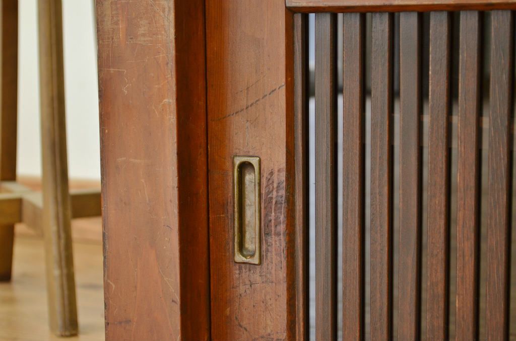 アンティーク家具　古民具・骨董　重厚な縦格子引き戸の時代箪笥ローボード(収納棚、水屋箪笥、テレビ台、収納棚、キャビネット)