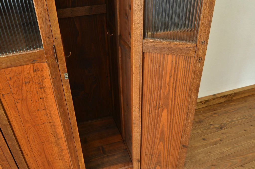 レトロ家具　昭和レトロ 希少 古い木のモールガラスアンティークロッカー?4人用