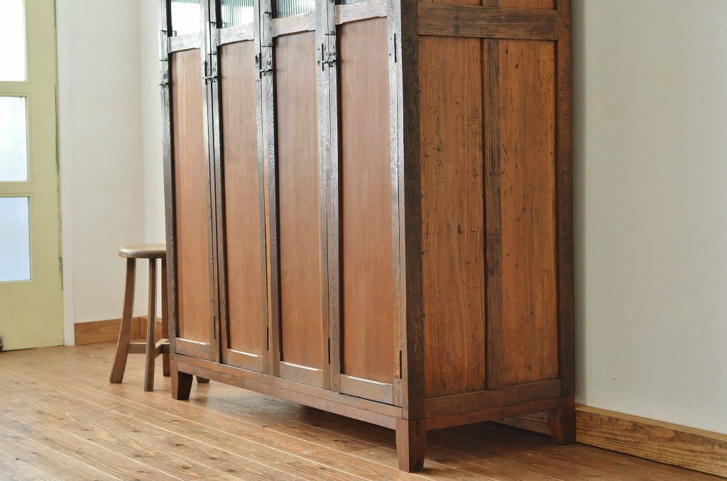 レトロ家具　昭和レトロ 希少 古い木のモールガラスアンティークロッカー?4人用
