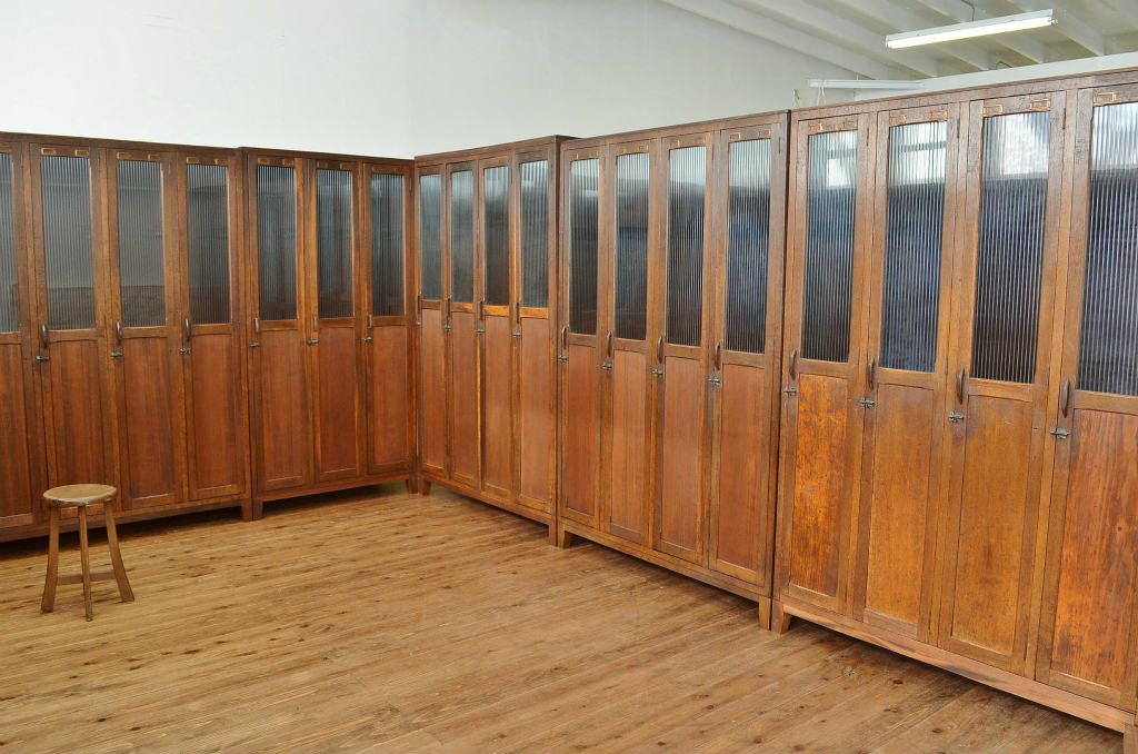 レトロ家具　昭和レトロ 希少 古い木のモールガラスアンティークロッカー?3人用