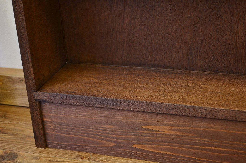 アンティーク家具　人気の薄型!無垢材の縦型飾り棚(本棚)