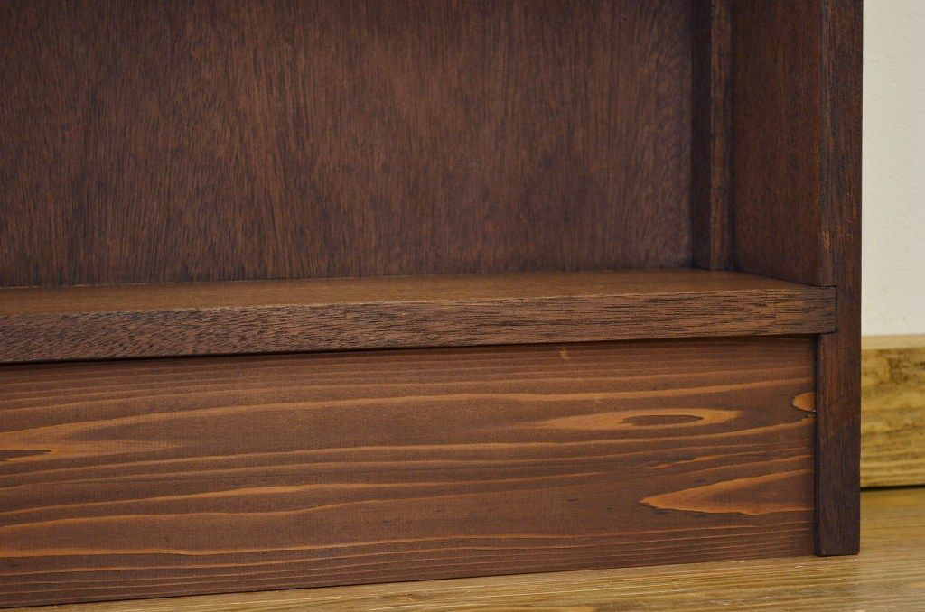 アンティーク家具　人気の薄型!無垢材の縦型飾り棚(本棚)