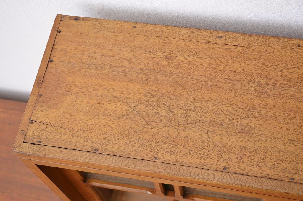 アンティーク家具　◇アンティーク ナラ材の希少な色ガラスと象嵌の高級食器棚(カップボード・収納棚)