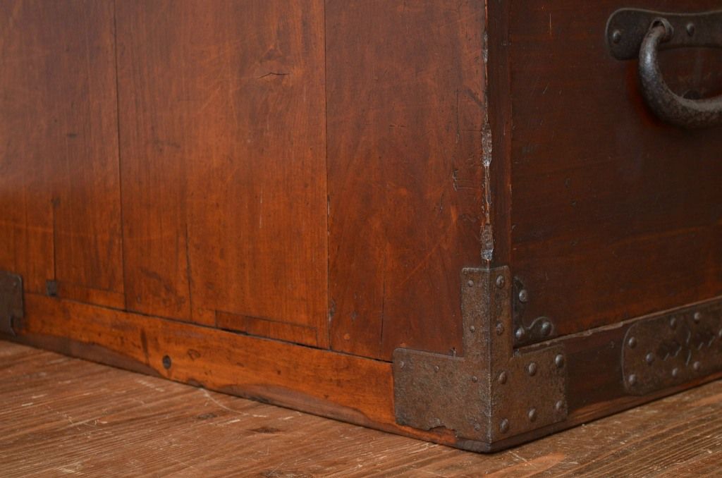 アンティーク家具　古民具・骨董　重厚な金具の時代箪笥ローボード(ローチェスト・たんすタンス)