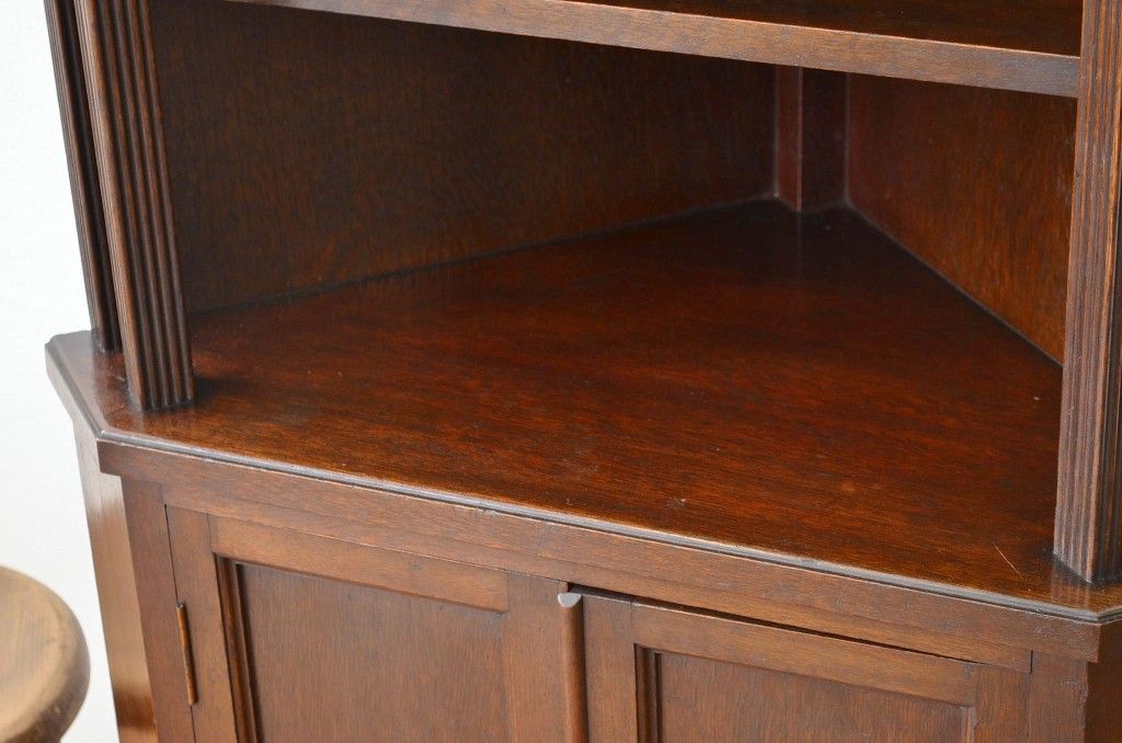 レトロ家具　昭和レトロ　細身でシックな三角コーナーキャビネット(アンティーク)
