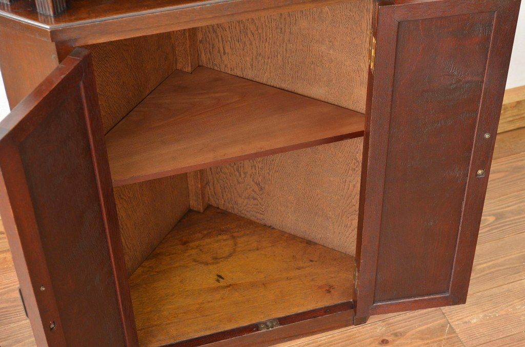 レトロ家具　昭和レトロ　細身でシックな三角コーナーキャビネット(アンティーク)