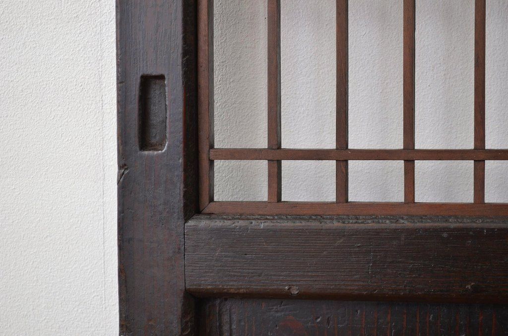 古民具・骨董 味わい深い古い木のシックな格子帯戸1枚(引き戸・板戸)