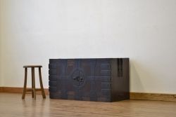 アンティーク家具　上手造り重厚な金具の観音扉の時代箪笥ローチェスト(ローボード)