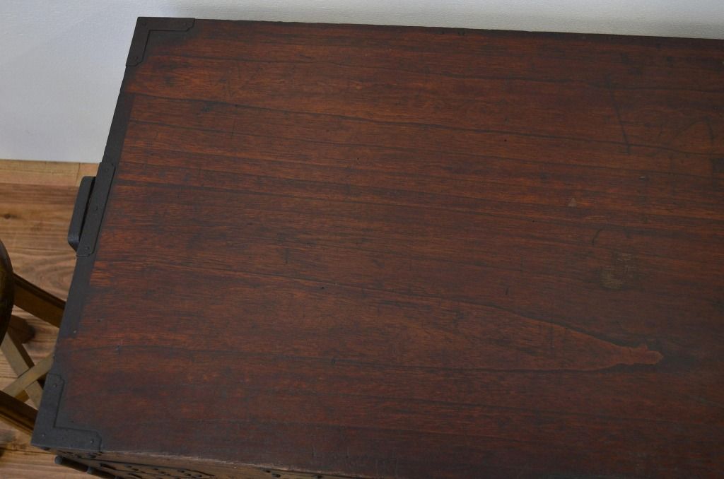 アンティーク家具　上手造り重厚な金具の観音扉の時代箪笥ローチェスト(ローボード)