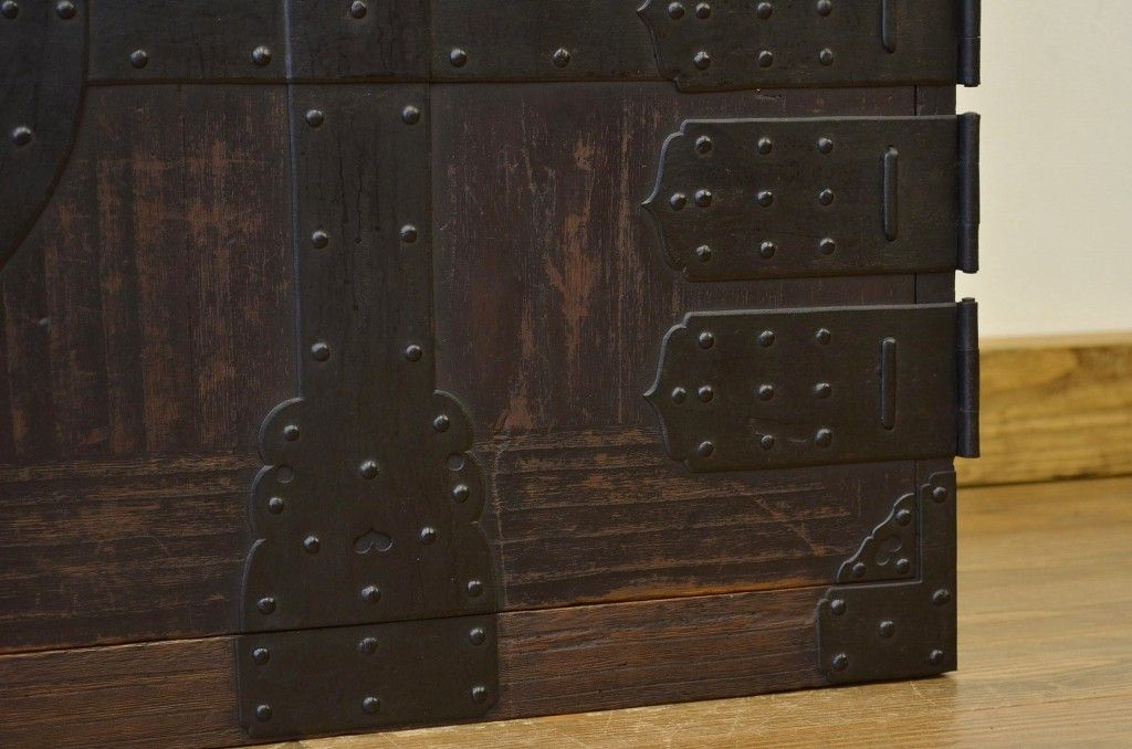 アンティーク家具　上手造り重厚な金具の観音扉の時代箪笥ローチェスト(ローボード)
