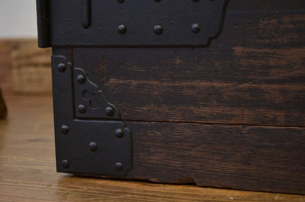 アンティーク家具　上手造り重厚な金具の観音扉の時代箪笥ローチェスト(ローボード)