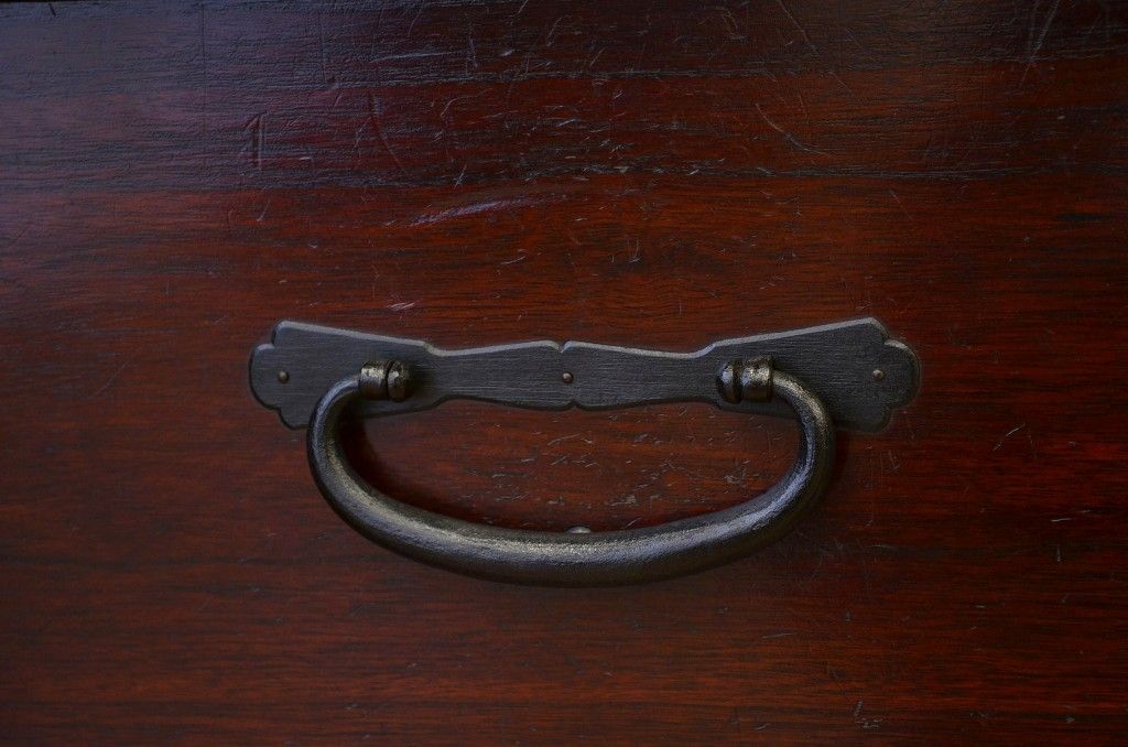 アンティーク家具　上手造り重厚な金具の観音扉の時代箪笥ローチェスト(ローボード)
