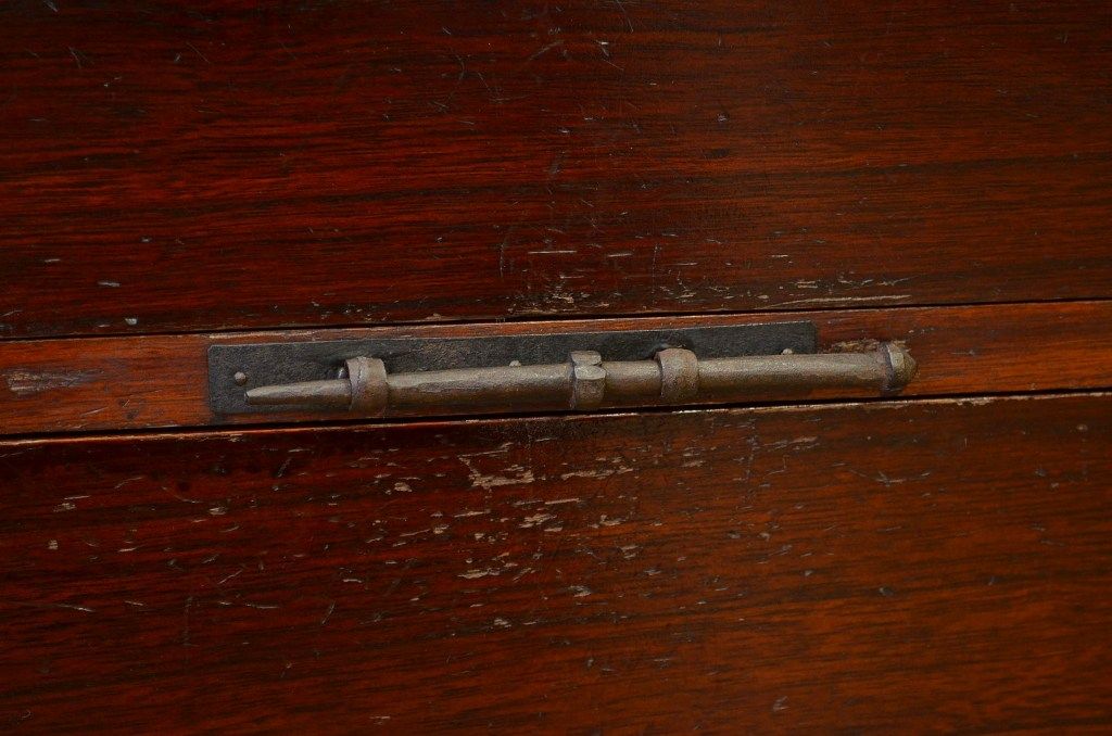 アンティーク家具　上手造り重厚な金具の観音扉の時代箪笥ローチェスト(ローボード)