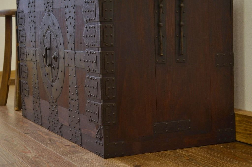 アンティーク家具　古民具・骨董　重厚な金具の観音扉の時代箪笥ローボード(ローチェスト)