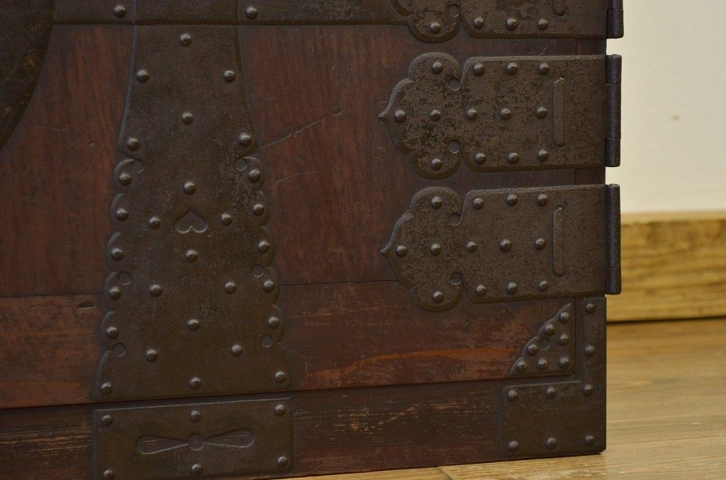 アンティーク家具　古民具・骨董　重厚な金具の観音扉の時代箪笥ローボード(ローチェスト)