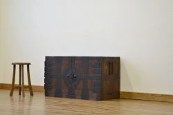アンティーク家具　古民具・骨董　観音扉の時代箪笥ローチェスト(ローボード)