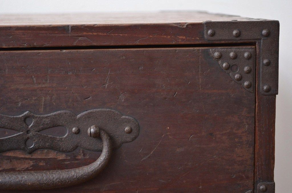 アンティーク家具　古民具・骨董　重厚な金具の時代箪笥ローボード(チェスト・タンス)