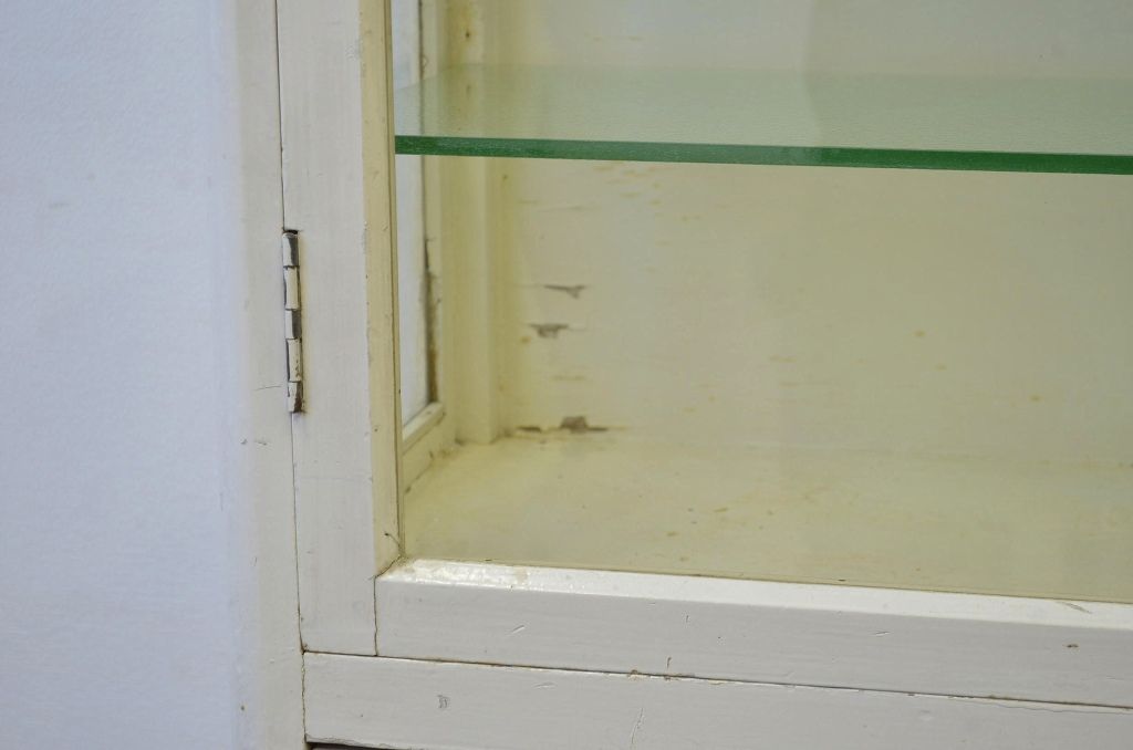 レトロ家具　昭和レトロ　白いペイントのアンティークケビント(ガラスケース)