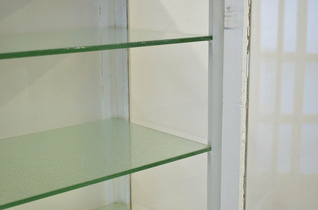 レトロ家具　昭和レトロ　白いペイントのアンティークケビント(ガラスケース)