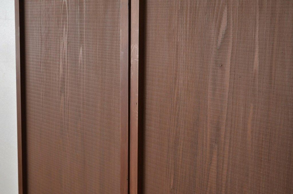 シックな杉材浮造り木目引き戸2枚セット